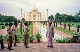 Agra;-Architecture;-India;-Kaleidos;-Kaleidos-images;-La-parole-à-limage;-Lungi;-Mausoleum;-Men;-Mughal;-Mumtaz-Mahal;-Pool;-Portrait;-Potted-plants;-Shah-Jahan;-Stories-Pictures;-Taj-Mahal;-Tarek-Charara;-UNESCO;-Uttar-Pradesh;-Visitors;-World-Heritage